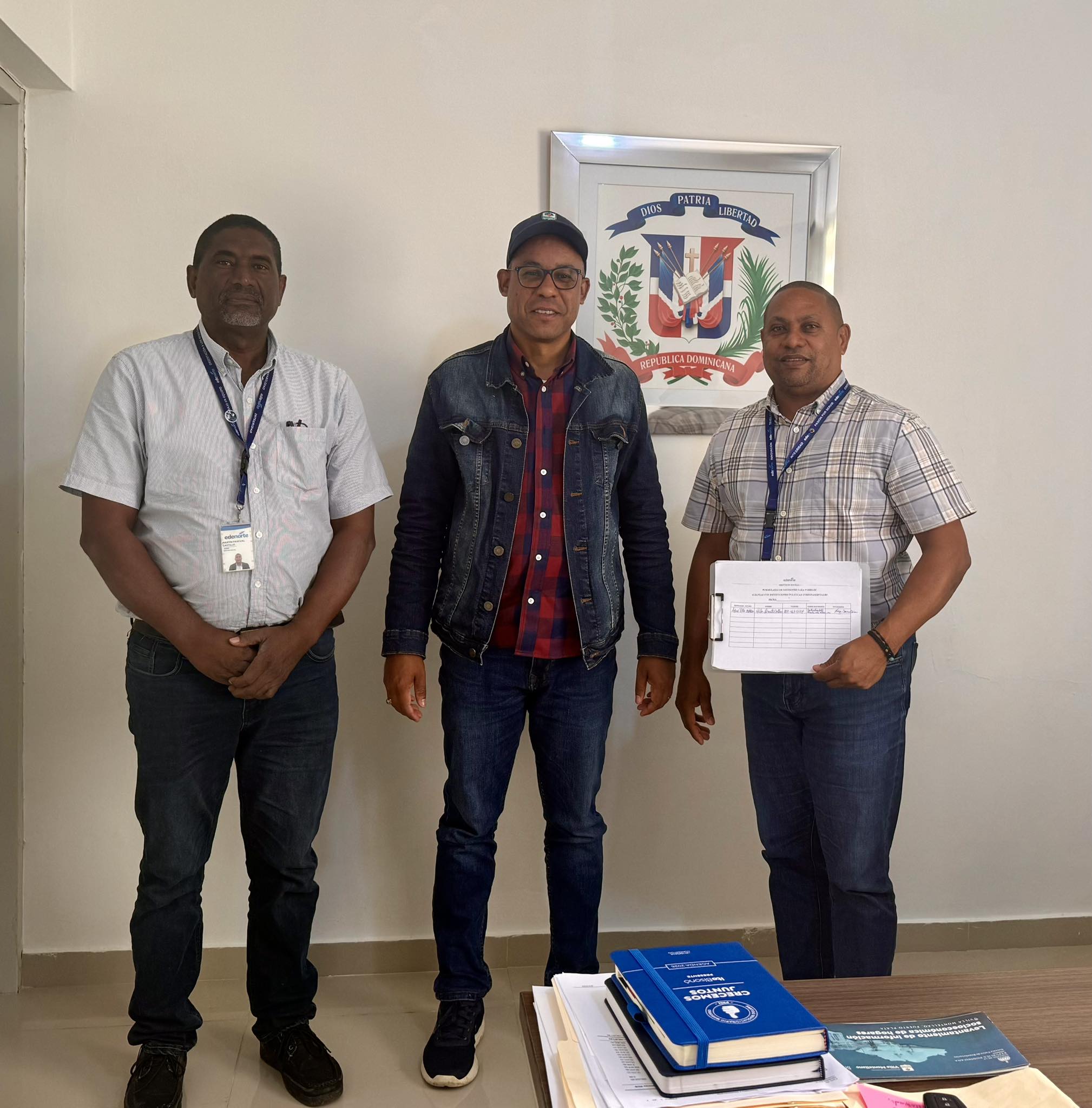 El alcalde Héctor Almonte sostuvo una reunión con José Antonio Peralta (Chepe), encargado de Gestión Social de Edenorte, y Martín Pascual, gestor de la institución