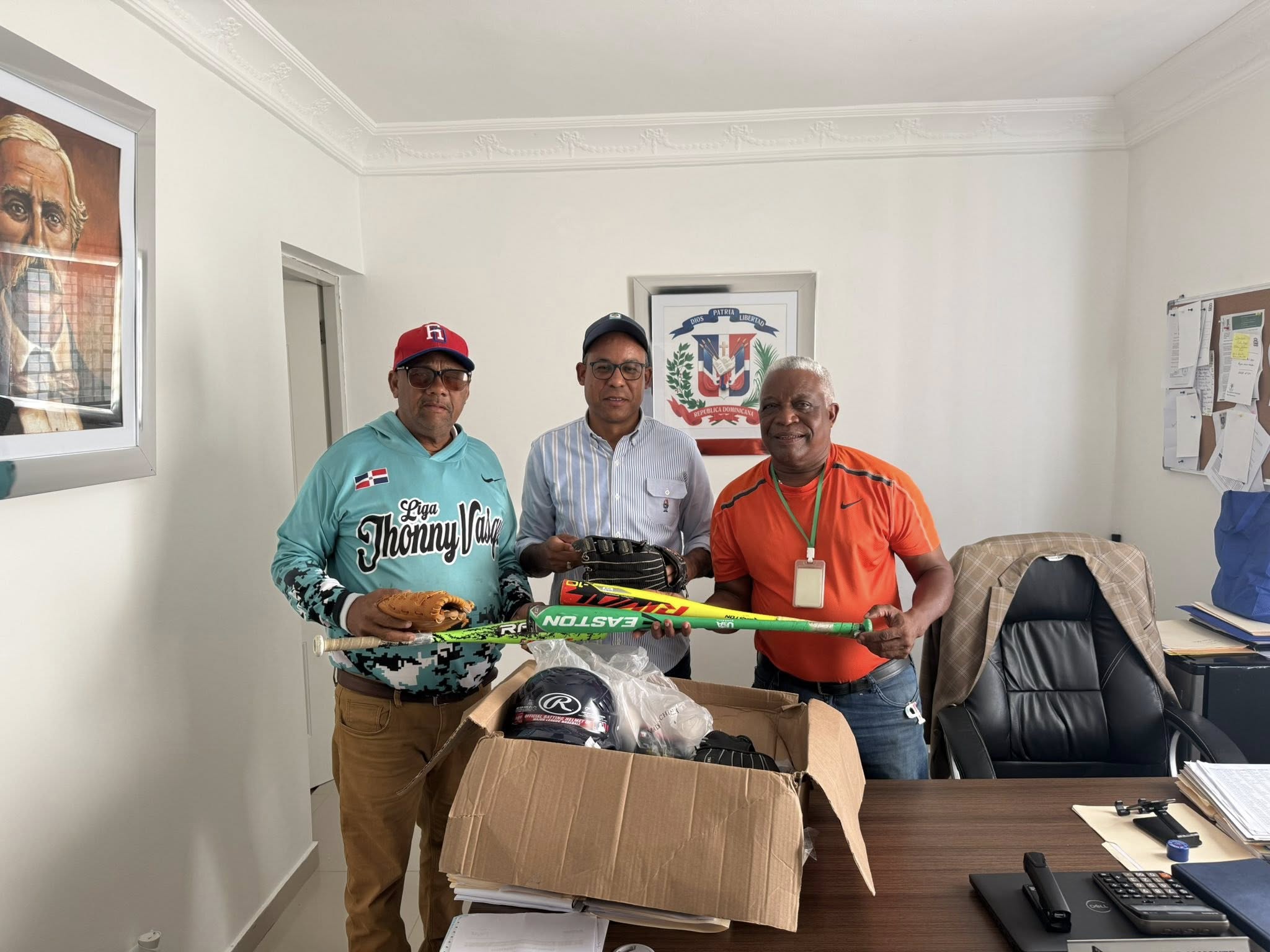 El alcalde Héctor Almonte realizó la entrega de útiles deportivos a la Liga Deportiva Jhonny Vasquez