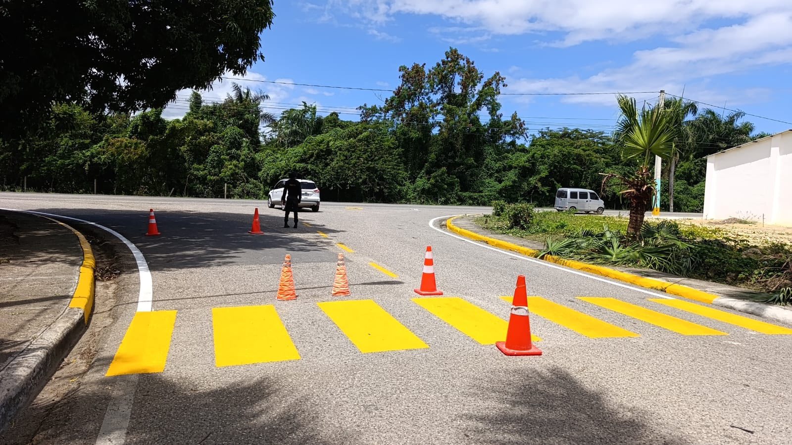 Continúan los trabajos de señalización de las vías en el municipio de Villa Montellano.
