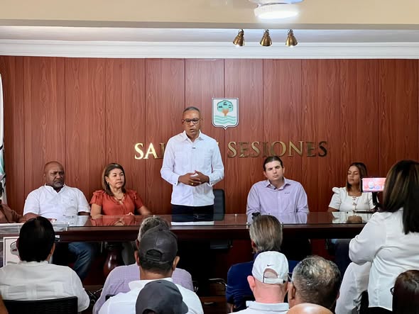 En el día de hoy, el alcalde Héctor Almonte, acompañado de la vicealcaldesa y el honorable Concejo de Regidores, recibió un moderno camión compactador donado por Punta Bergantín