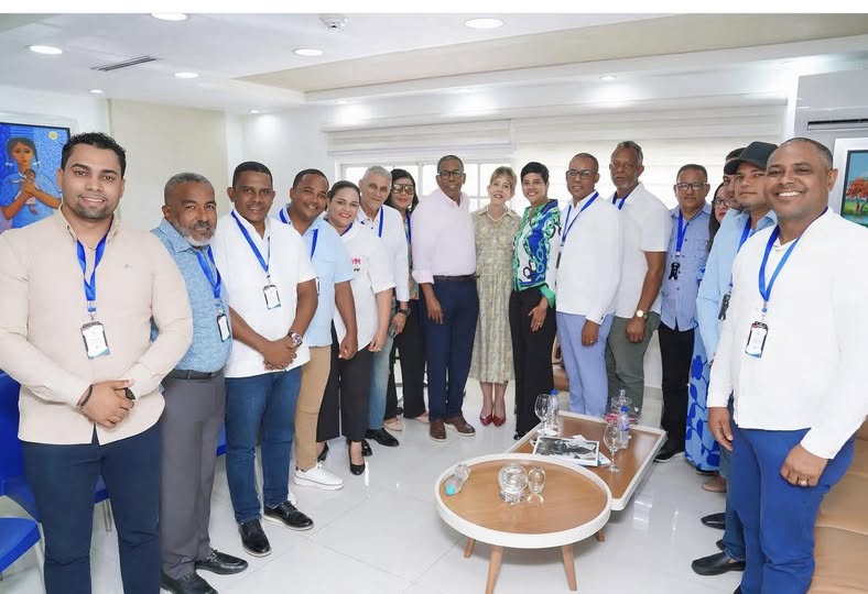 El alcalde Héctor Almonte, junto a la senadora Ginette Bournigal y la Mancomunidad de Alcaldes de la provincia Puerto Plata