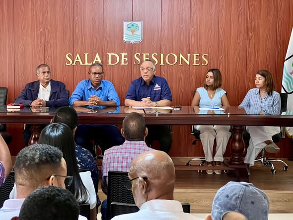 El alcalde Héctor Almonte encabezó una reunión de coordinación junto a la vicealcaldesa Emely Inoa y la presidenta del Concejo de Regidores