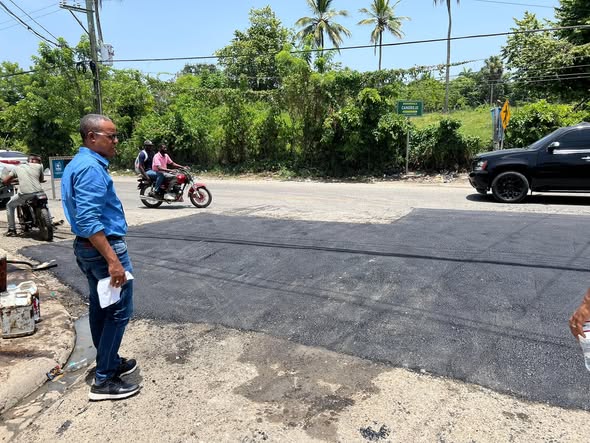 La Alcaldía de Villa Montellano se encuentra realizando trabajos de bacheo en la entrada de Cangrejo